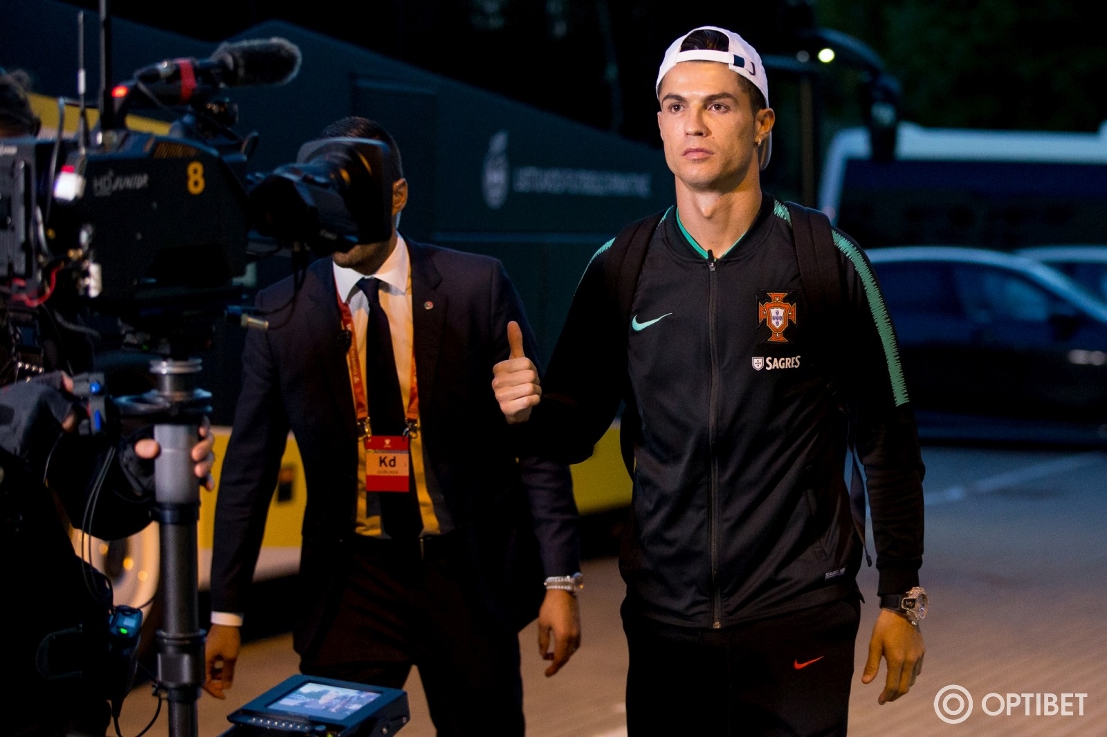 Apsaugą įveikusiam aistruoliui nepavyko nusifotografuoti su C.Ronaldo