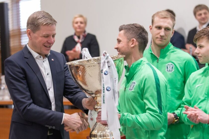 Žalgiriečiai įteikė LFF Supertaurę Vilniaus merui