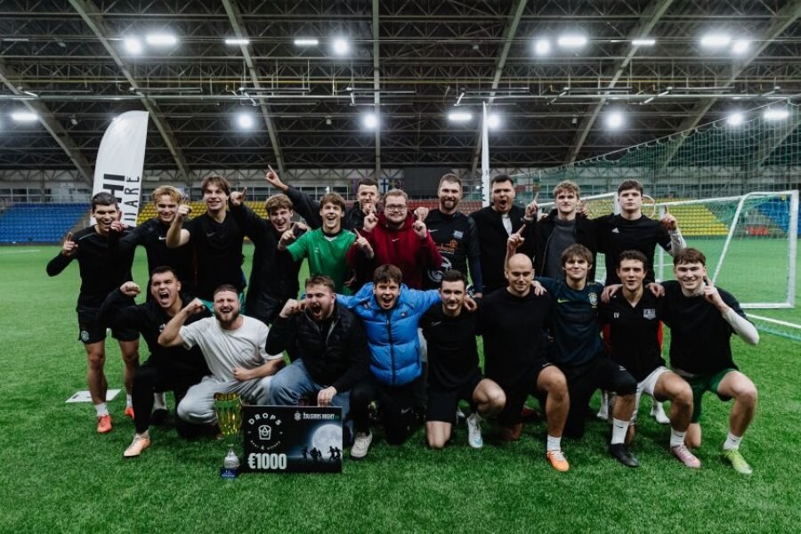 Naktinio futbolo turnyro nugalėtoją nulėmė rekordinė baudinių serija